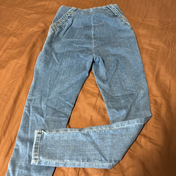 Medium to high rise, size small with style, stretch skinny jeans - Picture 2 of 2